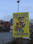 851386 Afbeelding van het waarschuwingsbord 'PAS OP! SCHOOLROUTE' bij het Kinderdagverblijf Leeuwesteyn (Kind & Co, ...